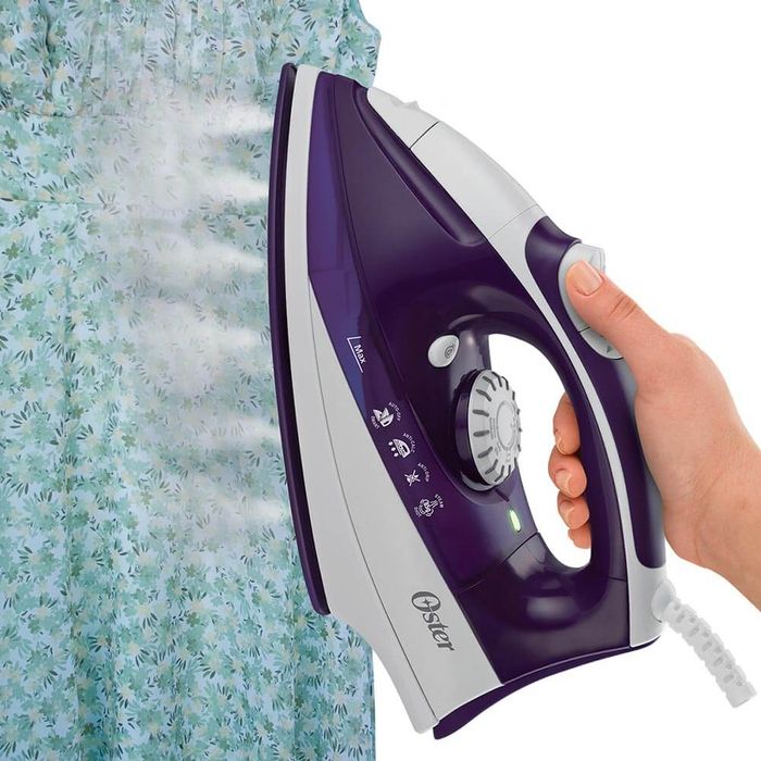 Plancha de vapor Oster® con base de cerámica GCSTSP6205 - Oster