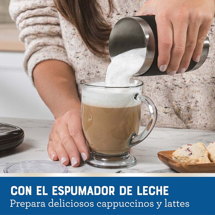 ▷ Oster Cafetera Eléctrica Latte 4 en 1 con Espumador (BVSTDC02B) ©